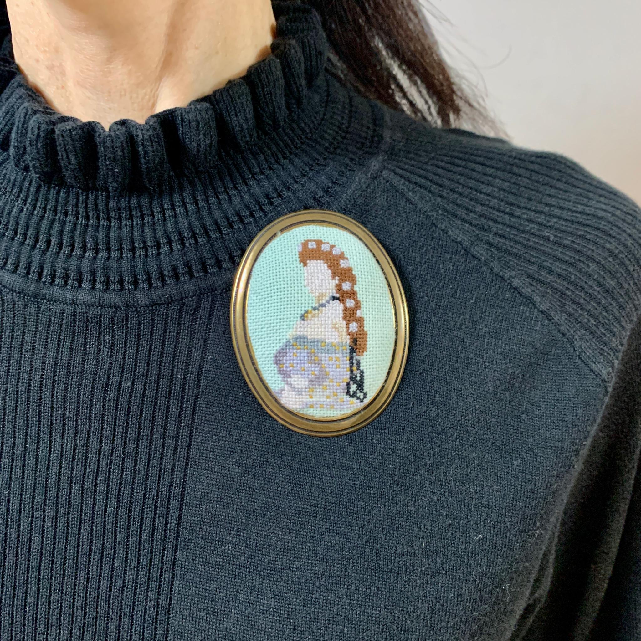 永遠の美を纏う、エリザベート皇后の肖像画ブローチ　マイクロクロスステッチ手刺繍 | 3枚目